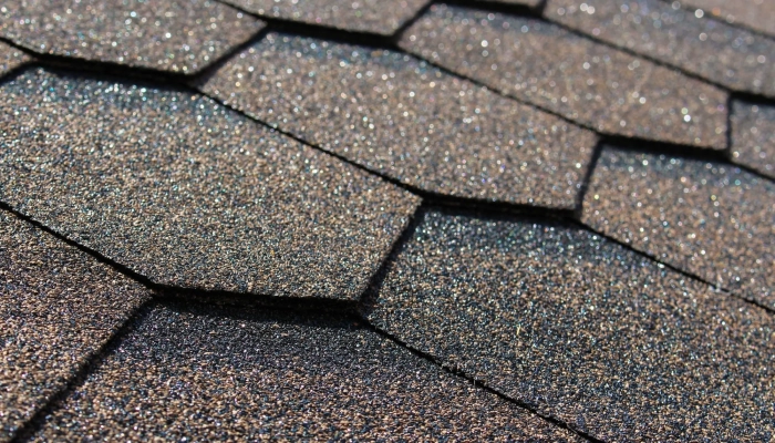 Gont bitumiczny czy papa dachowa? Wybierz najlepsze pokrycie dachowe dla domu